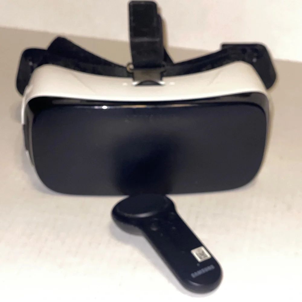 Samsung Gear VR SM-R322 Headset & Controller Powered by Oculus